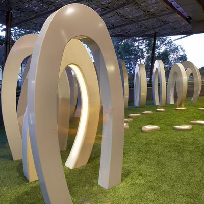 سعر جيد الشركة المصنعة/المصنع لمنحوتات الصلب الزخرفية الخارجية العامة الحديثة المخصصة الانترنت