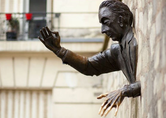 سعر جيد ODM بالحجم الطبيعي في الهواء الطلق الجدار الزخرفية الصب البرونزية تمثال الرجل الانترنت