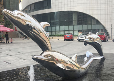 نابض بالحياة بالحجم الطبيعي معدن الدلفين النحت الفولاذ المقاوم للصدأ في الهواء الطلق لنافورة المياه